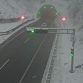 Zabelela se Hrvatska: Tokom noći napadao sneg u Goskom Kotaru: Auto-put tokom noći bio zavejan