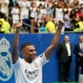 "Embapemanija" u Madridu: Francuzu skandirao čitav "Bernabeu", majka nije mogla da sakrije suze