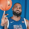 Za istoriju - Lebron nosi zastavu SAD na otvaranju Olimpijskih igara