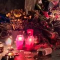 Policija traga za muškarcem koji je u ns oskrnavio mesto gde građani pale sveće za poginule u padu nastrešnice