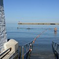 Peščana plaža na Jadranu na kojoj je vreme stalo: Muški i ženski deo su odvojeni zidom od 3 metra i postoji dobar razlog za to…