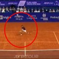 Italijan osvojio ATP titulu, pa se povredio dok je slavio: Bizarna scena na kraju finala Umaga