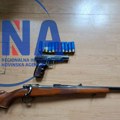 Lovio ilegalno, pa mu u stanu pronašli puške i pištolj: Uhapšen Plavljanin sa arsenalom oružja (FOTO)