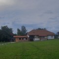 Prodaje kuću od 100 kvadrata za 42.000 evra! Ima podrum i pomoćne objekte: Kompletno je renovirana (foto)