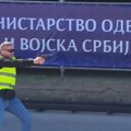 "Napadač“ na Kobre na paradi prikazan u žutom prsluku, iz PSG tvrde - jasna aluzija na studentske proteste