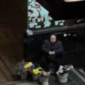 Baka iz Novog Sada prodavala cveće na kiši nasred grada, a onda je njena upornost dirnula celu Srbiju: "Kakav borac" (video)