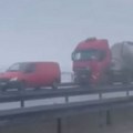 Potpuni zastoj na auto-putu ka Novom Sadu! Na istom mestu čak četiri udesa, veliki broj prevrnutih vozila