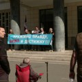 "Živimo u strahu i pod velikim stresom": Stanari Vojvode Stepe protestovali ispred Drugog osnovnog suda