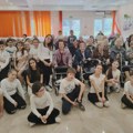 BRAVO: Đaci Osnovne škole „Žarko Zrenjanin“, iz Zrenjanina pesmom i osmehom obradovali najstarije sugrađane Bravo za našu decu!…