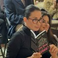 Konstrakta iznenadila sve, bez šminke i sa naočarima na promociji knjige Sajsi MC: Ovakvu je niste videli