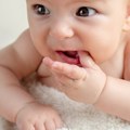 Nicanje zuba ne izaziva groznicu: Pedijatar razbija najveće zablude o prvim zubićima