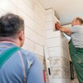 Zaboravite na jeftine police koje stalno padaju: Ovo svi prave u kupatilu, rešava veliki problem