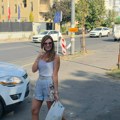 Voditeljka zaustavila saobraćaj ispred "Pinka" Pojavila se u ultra kratkom šortsu i crvenim štiklama: Svi se okreću za njom…