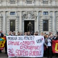 "Ostavili smo im ono što istovaraju na mlade i radnike" Sindikat prosuo izmet ispred sedišta regulatornog tela za energetiku u…