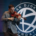 Stefan milenković zasvirao na violini od osmijuma: Podseća na to kao kad sednete u nova kola...