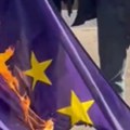 Gori zastava EU usred Pariza Pogledajte kako je nezadovoljni poljoprivrednici polivaju benzinom (video)