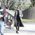 (Foto) pomen nebojši glogovcu: Supruga Milica nosi buket crvenih ruža, tu su i kolege glumci