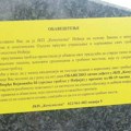 Žute nalepnice JKP „Komunalac“ na spomenicima pokojnika uznemirila Inđinčane