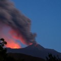 Nova erupcija vulkana Etna: Iz kratera izbija lava i oblak pepela i dima visok oko pet kilometara