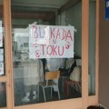 Maturanti leskovačke Gimnazije ne odustaju od blokade škole, noć proveli u školi