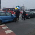 Sudar na raskrsnici na Novom Beogradu: Rasuti delovi automobila po putu, saobraćaj otežan