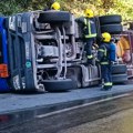 Udes na putu ka Iriškom vencu: Ogroman kamion prevrnut na krivini