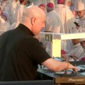 Sveštenik dj hit na TikToku: Pravi najbolje rejv žurke, "vrteo" ploče i pred papom