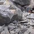 Vozači, oprez Obrušile se stene nasred puta (foto)