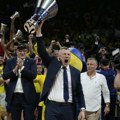 A kada su gudurić i saigrači sleteli u Istanbul... Pogledajte doček navijača Fenerbahčea za nove šampione Evrolige…