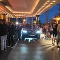 Kao da je sin milionera: Naslednik Vesne i Đoleta Đoganija na maturu došao besnim BMW od 100.000 evra