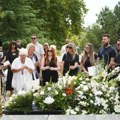Porodica okupljena oko Saletovog groba, prošlo je šest meseci, svi pogledom traže Brenu