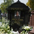 Porodica okupljena oko Saletovog groba, prošlo je šest meseci, svi pogledom traže Brenu