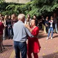 Prva generacija Svetine gimnazije 60 godina kasnije, pod lipom gde je sve počelo