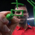 Đoković ostavio poruku na kineskom: Nasmejao se, pa uzeo flomaster i ostavio sve u čudu