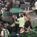 Kišobranima provocirali crveno-bele, zbog ove situacije su se iznervirali navijači rivala