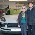 Nikad nije kasno: Bračni par u 90-im kupio svoj prvi Porsche - i već planira sledeći FOTO
