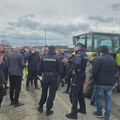 Poljoprivrednik koga je udario kombi na blokadi teško povređen: Primljen u Urgentni centar u Kragujevcu