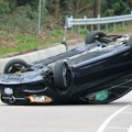 Automobil probio ogradu, pa se prevrnuo u traci za kontra smer: Teška nesreća na auto-putu kod Velike Plane