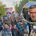 Ilija Srdanović u ogromnoj koloni sa studentima pešači ka Beogradu i poručuje: “Srbijo, ne brini, ima ko da te vodi” VIDEO…