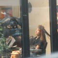 (Paparaco) Ovakvu je retko viđate Uhvatili smo Sanju Marinković (52) u neočekivanom izdanju: na glavi papilotne, na licu ni…