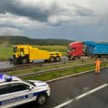 Velike GUŽVE KOD JAGODINE, IZVLAČI SE PREVRNUTI ŠLEPER! Pogledajte fotografije nesreće na auto-putu (FOTO)