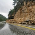 Ogromno kamenje se survalo na put: Odron u kanjonu Morače: Vozači sami zasukali rukave (foto)