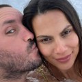 Viktor Troicki sa ženom uživa u suvom luksuzu: Otputovali u Austiju, baškare se u hotelu gde noć košta 500 evra - kamin u…