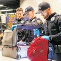 Naoružani pripadnici Nacionalne garde pretresaju putnike u njujorškom metrou