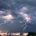 Oluja lomila grane, saobraćaj u haosu; Očekuje se još jače nevreme VIDEO