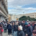 Protest u Novom Sadu: Minut ćutanja pa farbanje pločnika ispred Skupštine grada (foto, video)