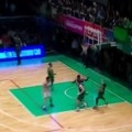 Ovo je „luđe“ od Kecmanove majstorije: Možda i najneverovatnija trojka za pobedu u istoriji košarke (VIDEO)