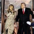Ceo svet gleda u Melanijin mantil koji se vuče po travi i košta papreno: Krenula kod kralja kao kraljica stila