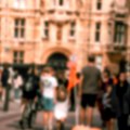 Ljudi u redovima stoje ispred zgrade i gledaju u terasu: Sve je počelo kao šala, sad mlate pare