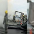 (Video) Kamionska prikolica izgorela na auto-putu „Miloš Veliki" kod Takova — saobraćaj obustavljen, kolona duža od sat vremena…